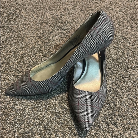 Croft & Barrow Women's Checkered Heels - Gray and Red Z9 - Picture 12 of 14